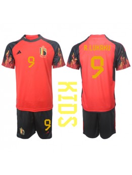 Otroški Nogometna dresi replika Belgija Romelu Lukaku #9 Domači SP 2022 Kratek rokav (+ hlače)